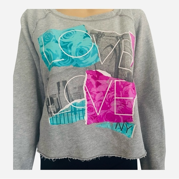Aeropostale boxy cropped Gray Graphic Women' Top M fleece  long  sleeve casual - Picture 3 of 11